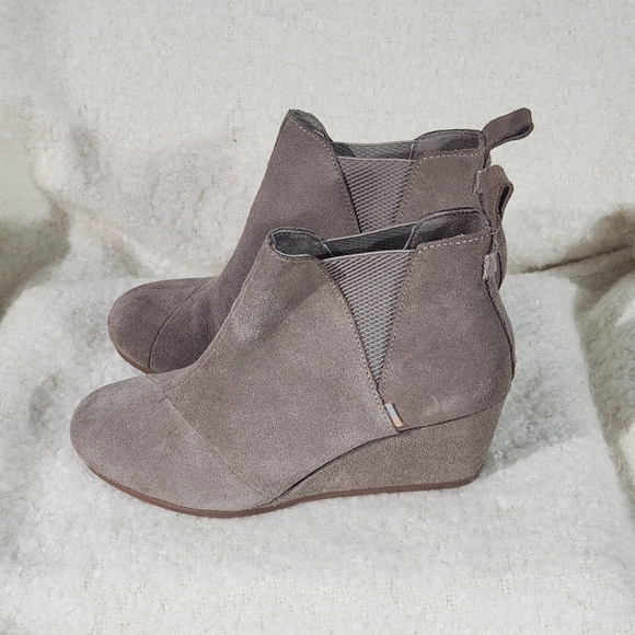 Tom’s Taupe Grey Suede Kelsey Booties Size 7W - Picture 2 of 9